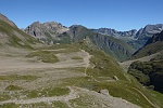 Il paesaggio alle spalle sul Pian dei Camosci e in fondo , al centro , la sede del Rif. Città di Busto
